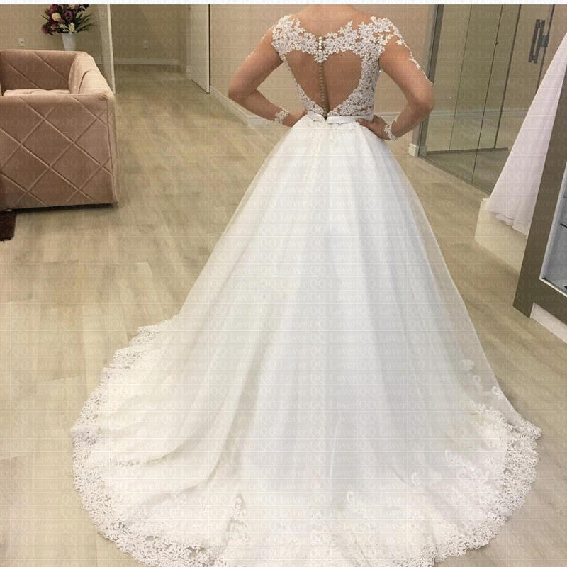 Romantisches Brautkleid mit aufwendigen Applikationen und langen Ärmeln
