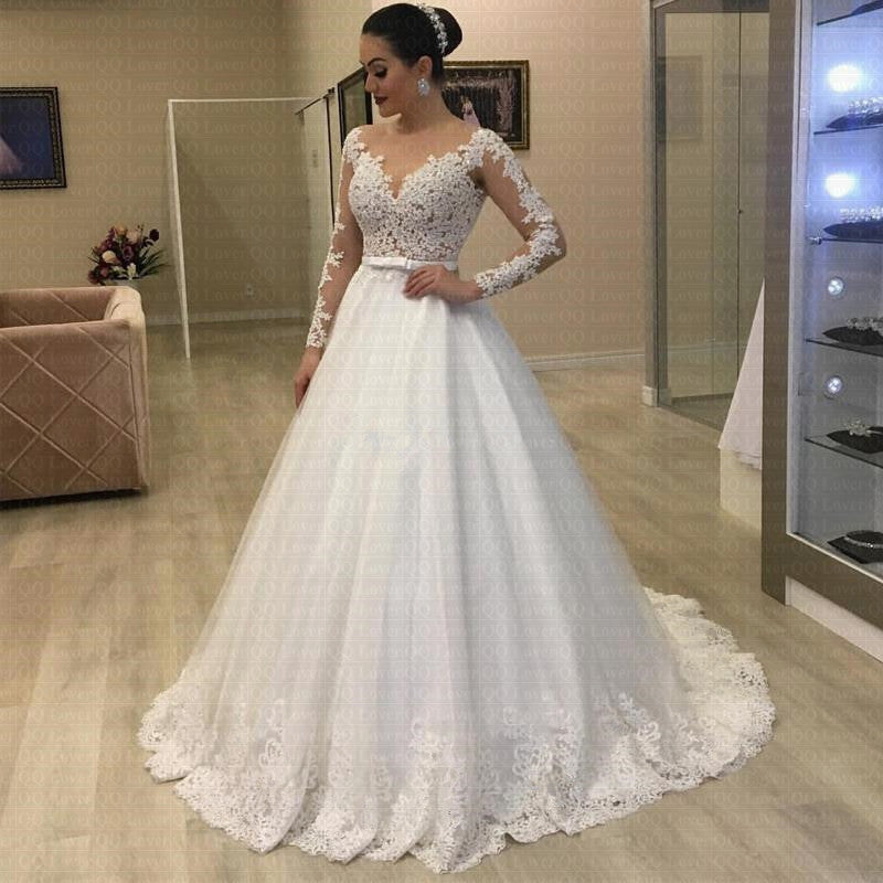 Romantisches Brautkleid mit aufwendigen Applikationen und langen Ärmeln