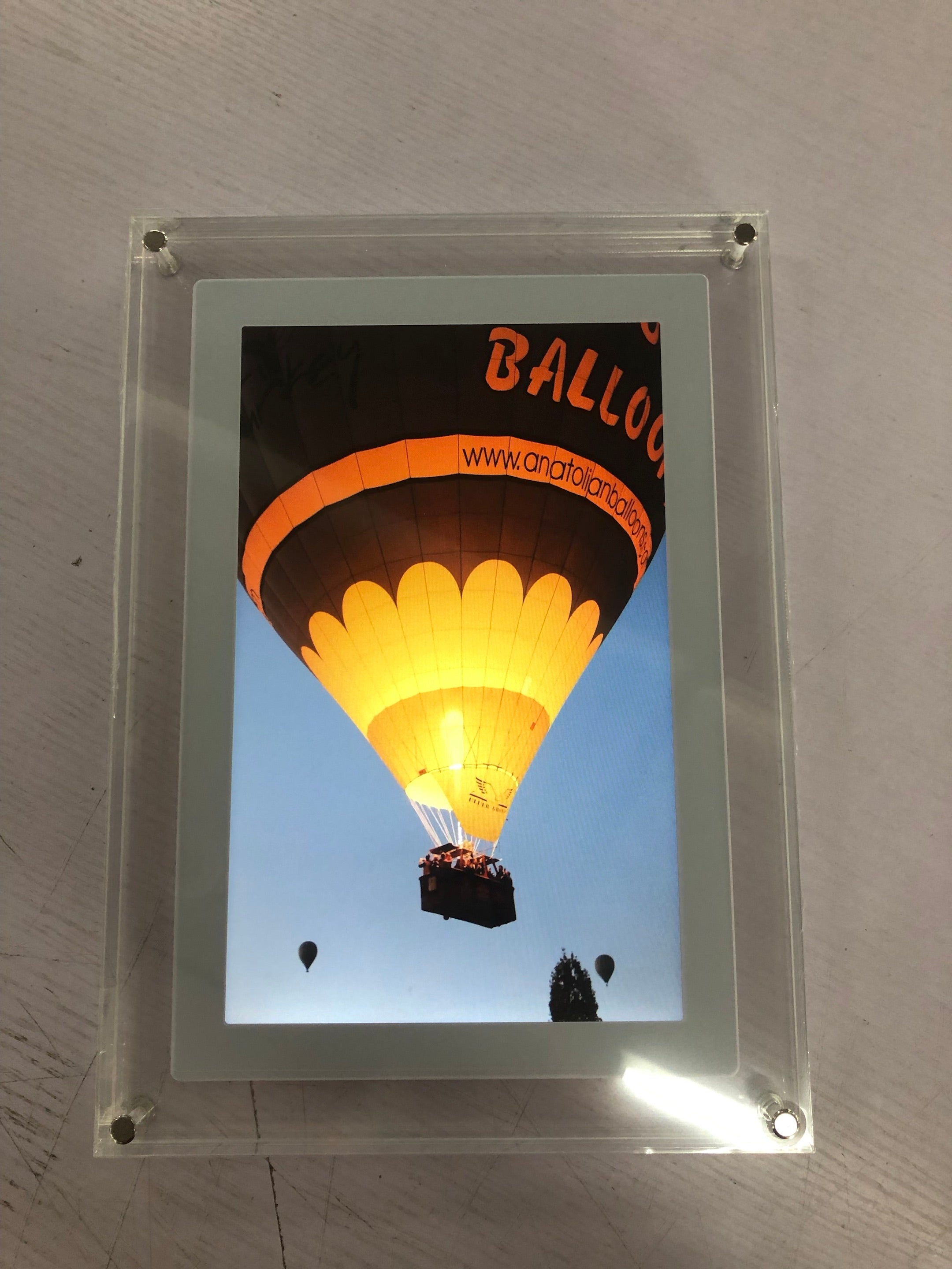 Digitaler Bilderrahmen aus Acryl mit Video-Player-Funktion