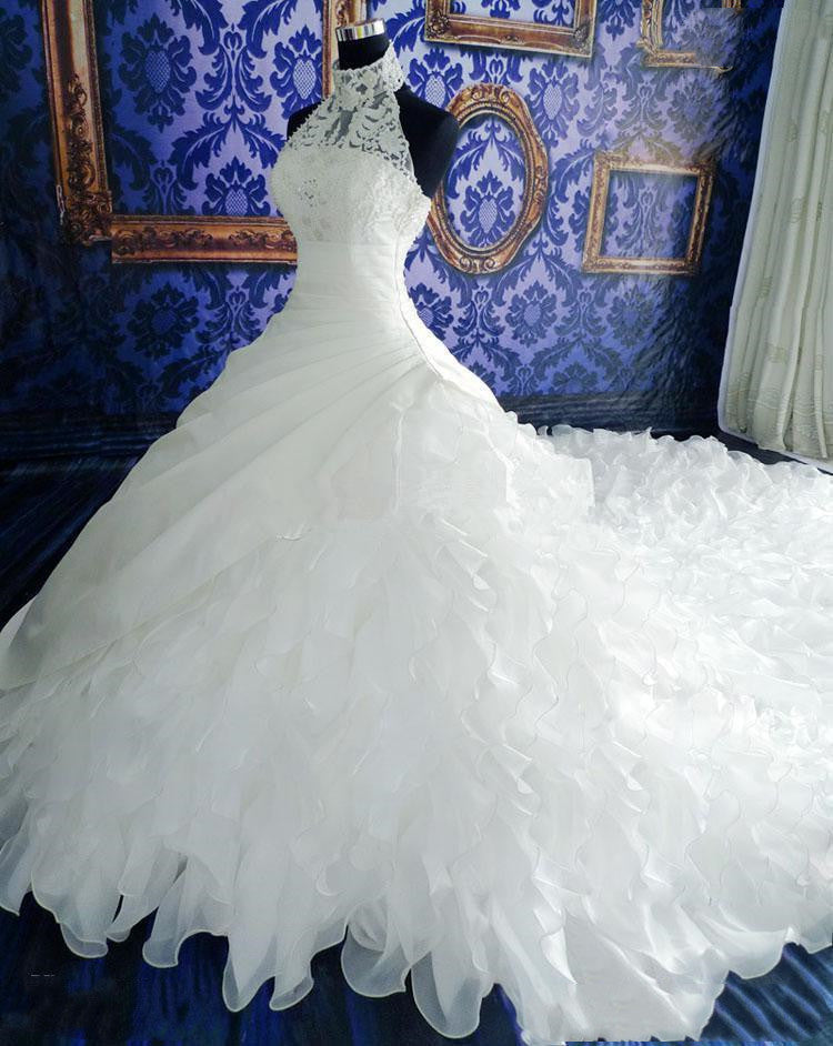 Elegante Hochzeitskleid mit langer Schleppe