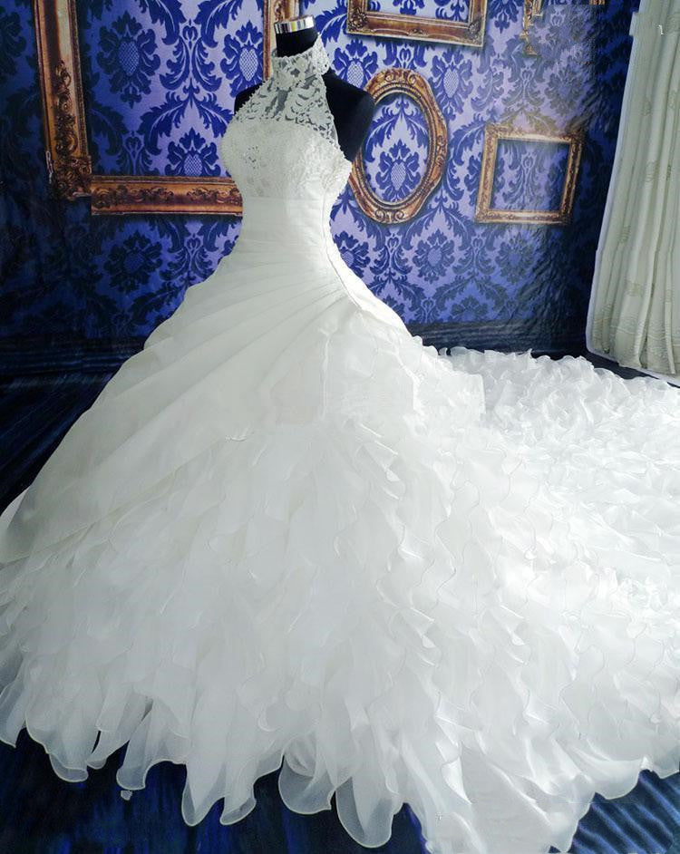 Elegante Hochzeitskleid mit langer Schleppe
