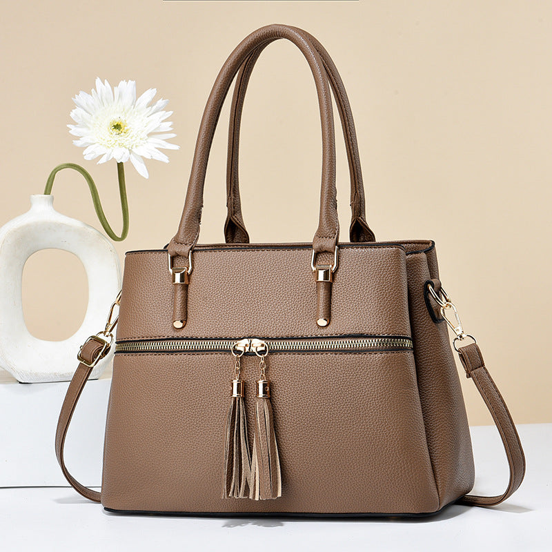Große weiche Lederquaste-Schultertasche mit hoher Kapazität.