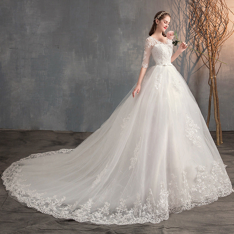 Hochzeitskleid mit tiefem V-Ausschnitt und langer Schleppe