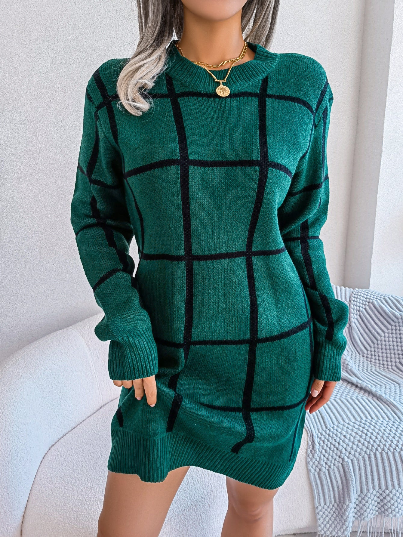 Kariertes langärmeliges Pullover Kleid in Kontrastfarbe