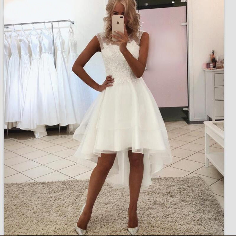 Neues Stil Hochzeitskleid - Vorne kurz, hinten lang, schlicht und mit Spitze