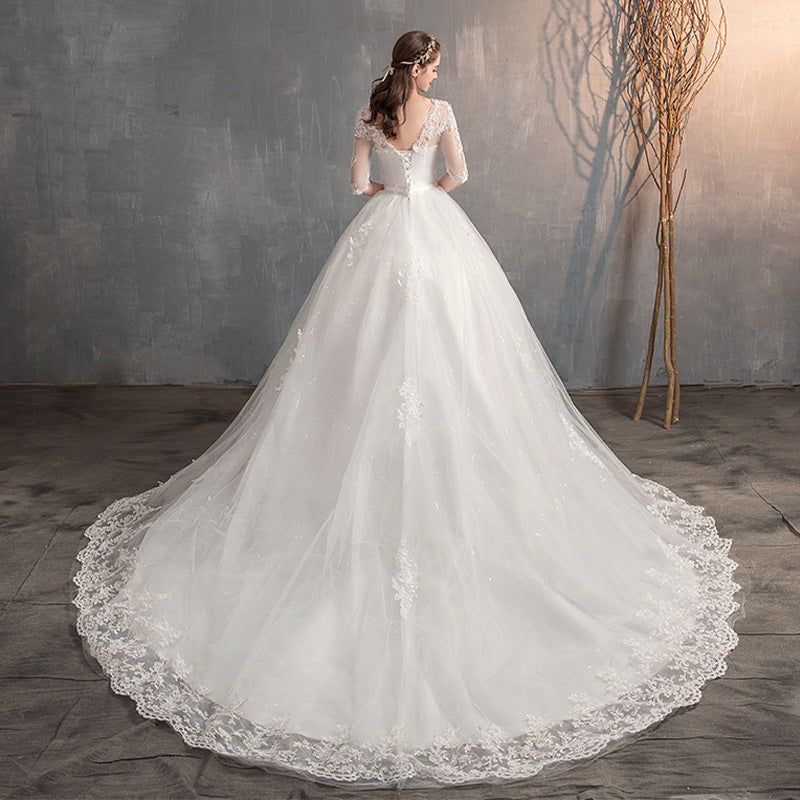 Hochzeitskleid mit tiefem V-Ausschnitt und langer Schleppe