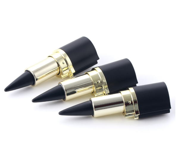 Wasserdichter schwarzer Eyeliner in flüssiger Form