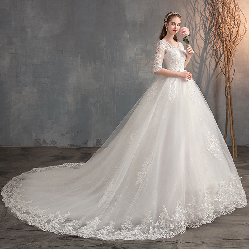 Hochzeitskleid mit tiefem V-Ausschnitt und langer Schleppe