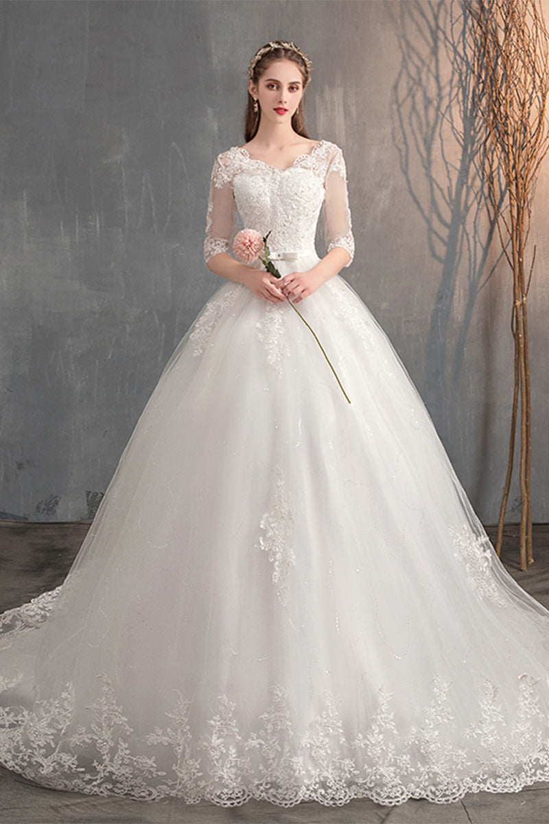 Hochzeitskleid mit tiefem V-Ausschnitt und langer Schleppe