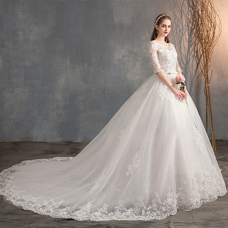 Hochzeitskleid mit tiefem V-Ausschnitt und langer Schleppe