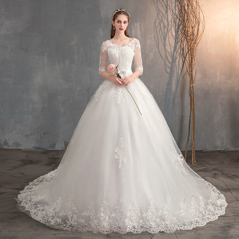 Hochzeitskleid mit tiefem V-Ausschnitt und langer Schleppe