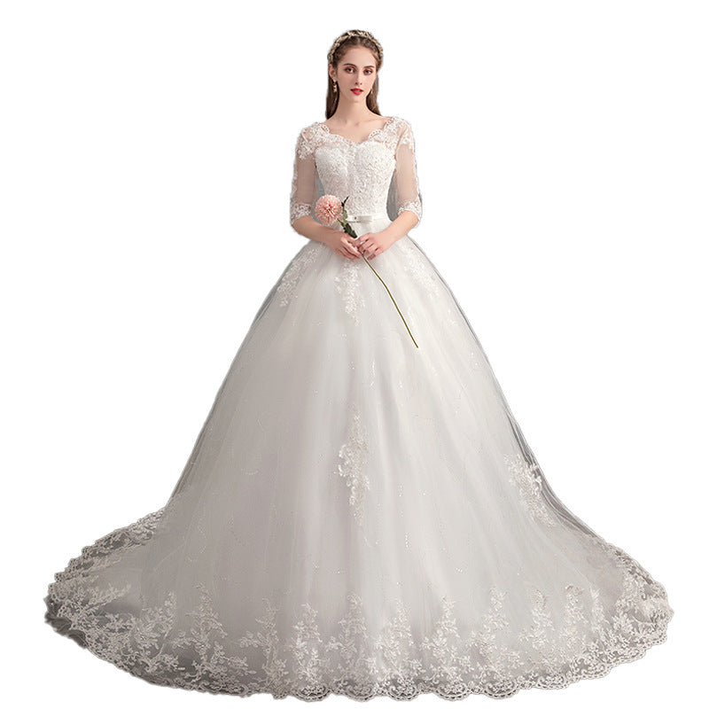 Hochzeitskleid mit tiefem V-Ausschnitt und langer Schleppe