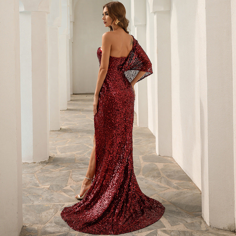 Ein-Schulter-Kleid mit glitzernden Pailletten