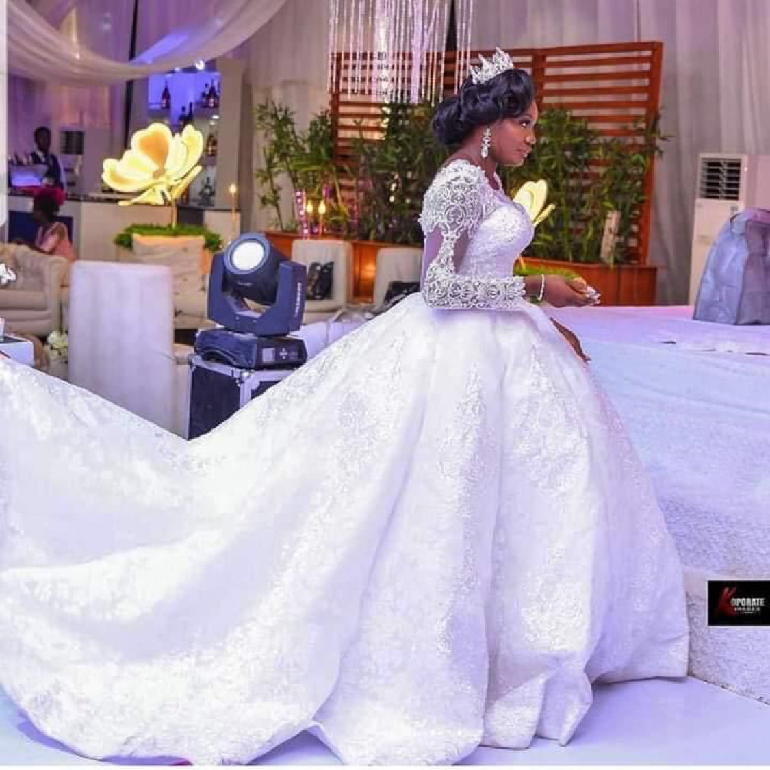 Spitzen- Hochzeitskleid mit langen Ärmeln, Rundhalsausschnitt und weitem Tutu-Rock."