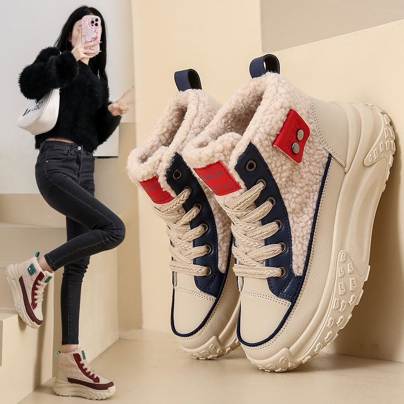 Gefütterte, warme Freizeitschuhe mit erhöhter Absatzhöhe.
