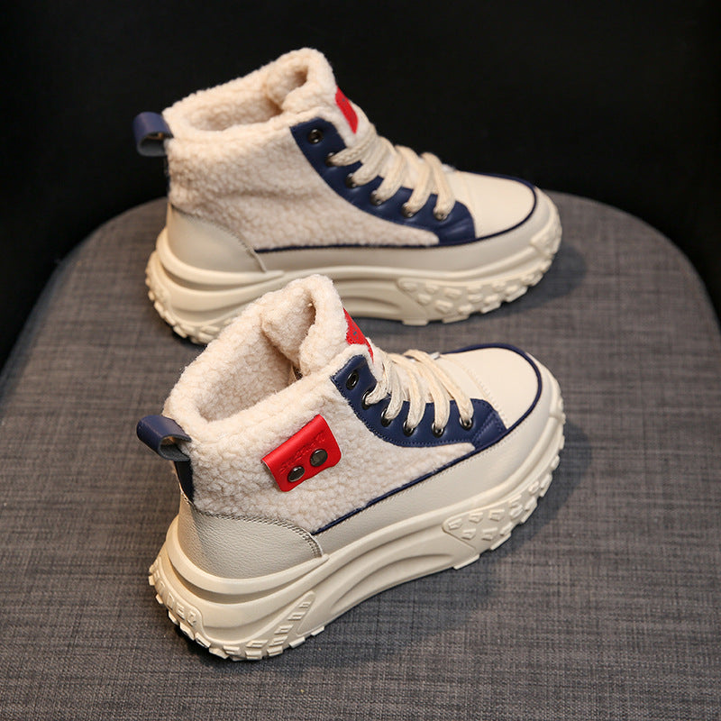 Gefütterte, warme Freizeitschuhe mit erhöhter Absatzhöhe.