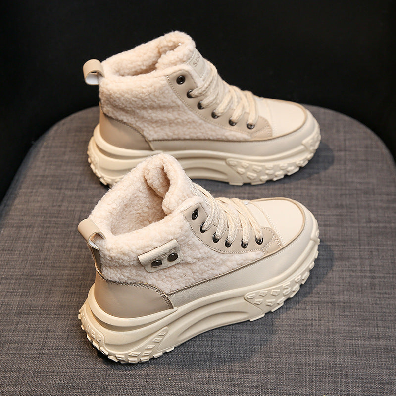 Gefütterte, warme Freizeitschuhe mit erhöhter Absatzhöhe.