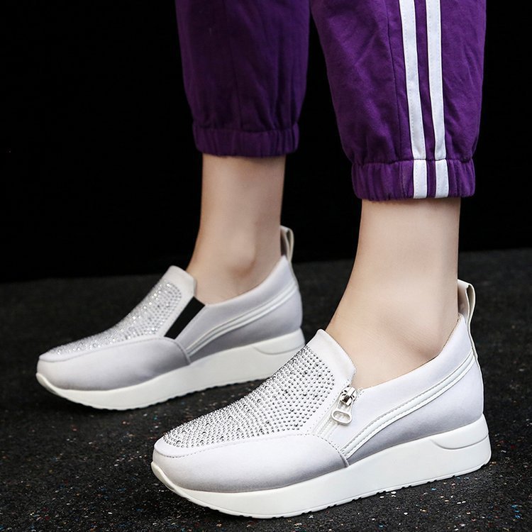 Schuhe mit dicke Sohle und seitlicher Reißverschluss