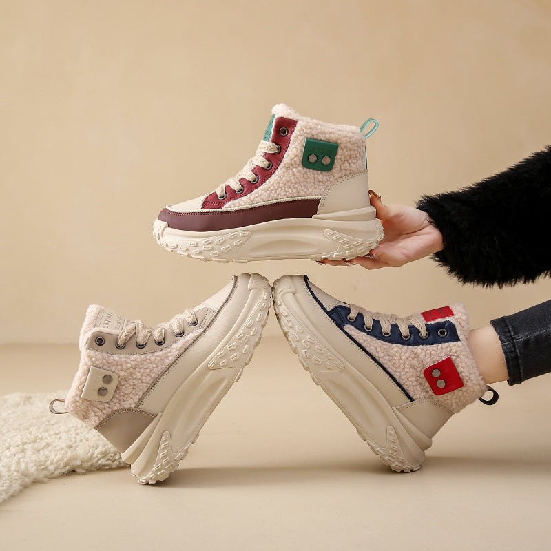 Gefütterte, warme Freizeitschuhe mit erhöhter Absatzhöhe.