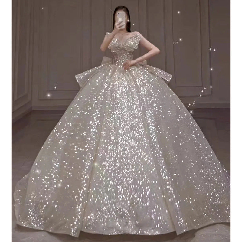 Ein-Schulter-Hochzeitskleid von hoher Qualität mit langem Schleppe