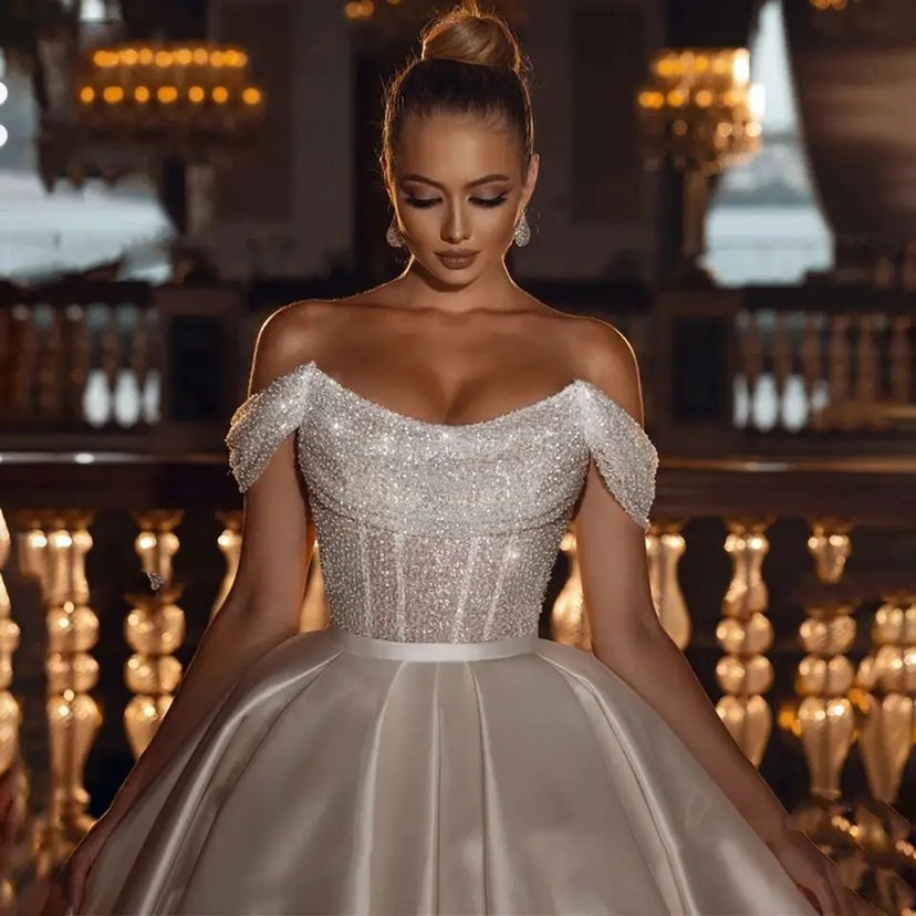 Brautkleid mit schulterfreiem Ausschnitt im glänzenden Bohème-Stil